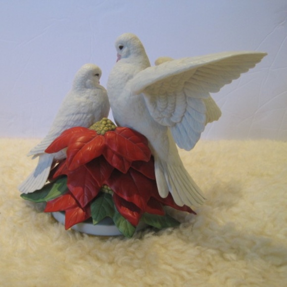 Vintage FRANKLIN MINT Christmas White Doves w/Poinsettia Figurine - Picture 5 of 8